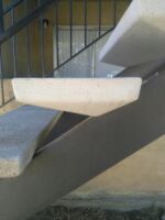Step tread on metal stringer